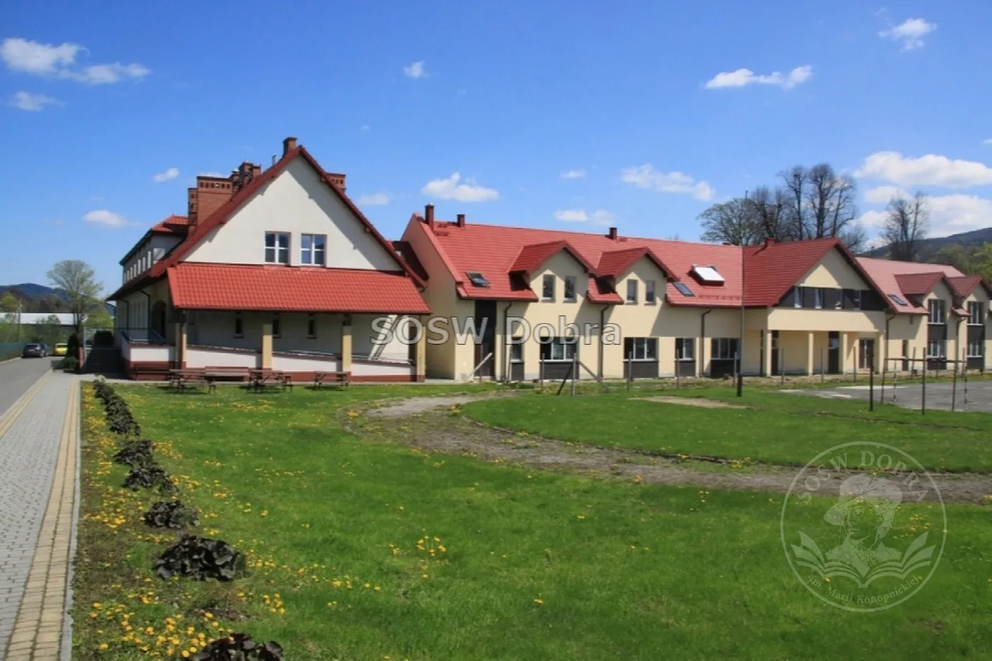 Fotograficzna kronika rozbudowy Specjalnego Ośrodka Szkolno-Wychowawczego w Dobrej w latach 2014–2018 – od rozbiórki starej części, przez kolejne etapy budowy, po gotowe sale i pracownie — zdjęcie 1.