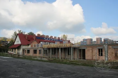 Fotograficzna kronika rozbudowy Specjalnego Ośrodka Szkolno-Wychowawczego w Dobrej w latach 2014–2018 – od rozbiórki starej części, przez kolejne etapy budowy, po gotowe sale i pracownie — zdjęcie 18.