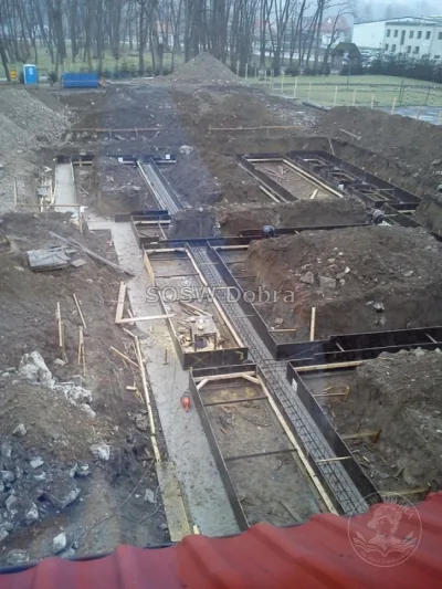 Fotograficzna kronika rozbudowy Specjalnego Ośrodka Szkolno-Wychowawczego w Dobrej w latach 2014–2018 – od rozbiórki starej części, przez kolejne etapy budowy, po gotowe sale i pracownie — zdjęcie 9.