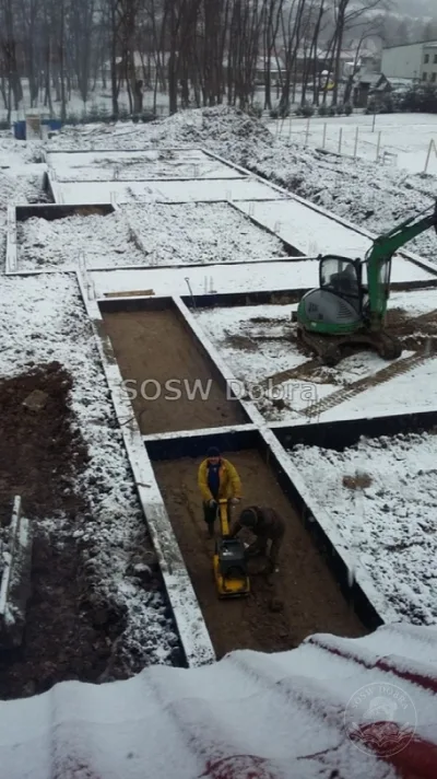 Fotograficzna kronika rozbudowy Specjalnego Ośrodka Szkolno-Wychowawczego w Dobrej w latach 2014–2018 – od rozbiórki starej części, przez kolejne etapy budowy, po gotowe sale i pracownie — zdjęcie 12.
