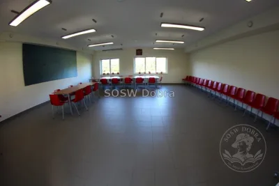 Fotograficzna kronika rozbudowy Specjalnego Ośrodka Szkolno-Wychowawczego w Dobrej w latach 2014–2018 – od rozbiórki starej części, przez kolejne etapy budowy, po gotowe sale i pracownie — zdjęcie 49.
