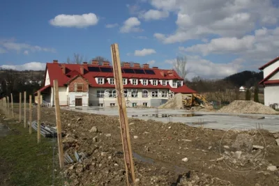Fotograficzna kronika rozbudowy Specjalnego Ośrodka Szkolno-Wychowawczego w Dobrej w latach 2014–2018 – od rozbiórki starej części, przez kolejne etapy budowy, po gotowe sale i pracownie — zdjęcie 11.