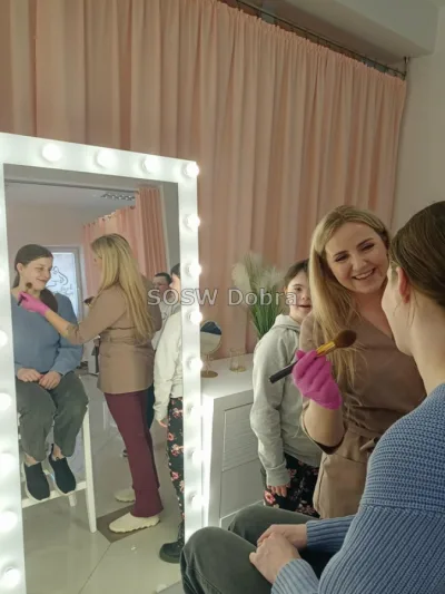 Galeria „Wyjście do Studia Urody GlamLook w Dobrej” — zdjęcie 8.