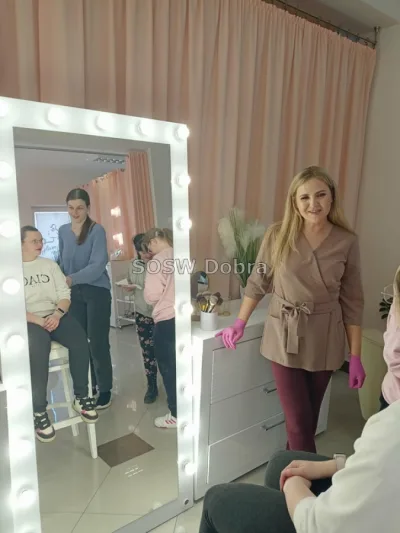 Galeria „Wyjście do Studia Urody GlamLook w Dobrej” — zdjęcie 9.