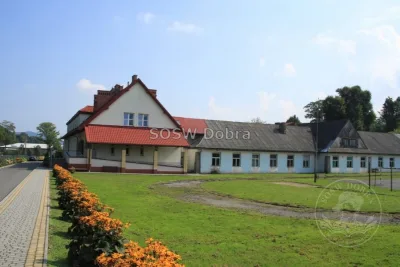Fotograficzna kronika rozbudowy Specjalnego Ośrodka Szkolno-Wychowawczego w Dobrej w latach 2014–2018 – od rozbiórki starej części, przez kolejne etapy budowy, po gotowe sale i pracownie — zdjęcie 2.