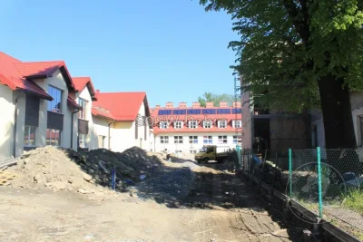 Fotograficzna kronika rozbudowy Specjalnego Ośrodka Szkolno-Wychowawczego w Dobrej w latach 2014–2018 – od rozbiórki starej części, przez kolejne etapy budowy, po gotowe sale i pracownie — zdjęcie 33.
