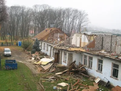 Fotograficzna kronika rozbudowy Specjalnego Ośrodka Szkolno-Wychowawczego w Dobrej w latach 2014–2018 – od rozbiórki starej części, przez kolejne etapy budowy, po gotowe sale i pracownie — zdjęcie 4.