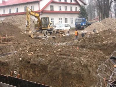 Fotograficzna kronika rozbudowy Specjalnego Ośrodka Szkolno-Wychowawczego w Dobrej w latach 2014–2018 – od rozbiórki starej części, przez kolejne etapy budowy, po gotowe sale i pracownie — zdjęcie 8.